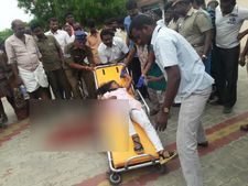 ராஜபாளையம் காவல்நிலையம் முன் பயங்கரம்.. மனைவியை சரமாரியாக அரிவாளால் வெட்டிய கணவன்.. பரபரப்பு! 