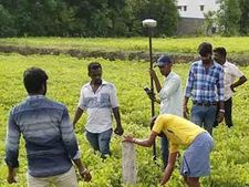 பசுமை வழிச்சாலை எதிர்ப்பு:  அதிகாரிகள் நட்ட கல்லை அகற்றி சேலம் பூலாவரி விவசாயிகள் போராட்டம் 