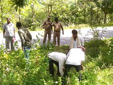 தலைமுறையாய் வாழ்ந்த பூமி போச்சே.. நிலம் அளக்கப்பட்டதைப் பார்த்து மயங்கி விழுந்த பெண்! 