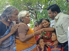 கச்சநத்தம் படுகொலை.. உயிரிழந்தோர் குடும்பத்தினருக்கு திருமாவளவன் நேரில் சந்தித்து ஆறுதல் 