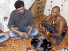 சத்தமின்றி தூத்துக்குடி வந்த விஜய்.. பலியானோர் வீட்டுக்கு பைக்கில் போய் துக்கம் விசாரித்தார்! 