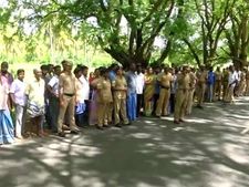 சென்னை - சேலம் 8 வழி சாலையை எதிர்க்கும் மக்களை அதிகாலை வீடு புகுந்து கைது செய்த போலீஸ்