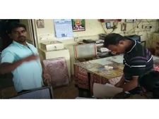 லுங்கியுடன் மப்டியில் அதிரடி சோதனை.. போலீஸ் பிடியில் சிக்கிய பன்னாரி செக்போஸ்ட்.. கட்டு கட்டாக பணம்!