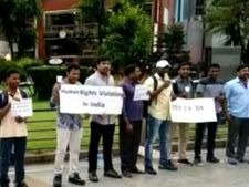 தூத்துக்குடி துப்பாக்கி சூடுக்கு கண்டனம்.. கொட்டும் மழையில் தென்கொரியாவில் தமிழர்கள் போராட்டம் 