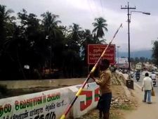 உட்கட்சிப் பூசல்... தேமுதிக கொடிக்கம்பங்களை கட்சியினரே அகற்றியதால் பெரியகுளத்தில் பரபரப்பு