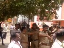 திரும்பவும் ஆரம்பிச்சிட்டாங்க.. 13 வயது சிறுமியை நாசம் செய்த ஓய்வு பெற்ற சப் இன்ஸ்பெக்டர்! 