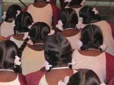 வகுப்புகளை புறக்கணித்து பள்ளி மாணவிகள் உள்ளிருப்பு போராட்டம்.. திருவள்ளூர் அருகே பரபரப்பு 