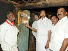 ஓ.. இதுதான் கரண்ட்டா?... 100 ஆண்டு கால இருளர் வாழ்வின் இருளை விரட்டிய அமைச்சர் தங்கமணி! 