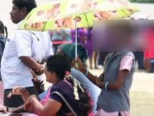 படிக்கும் பிள்ளைகளை உங்களுக்கு குடை பிடிக்க வைக்கலாமா ஆசிரியர்களே! 