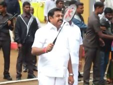 தன்னை மறந்து சுறுசுறுப்பான ஆட்டம்.. பேட்மிட்டன் விளையாடிய முதல்வர் பழனிச்சாமி.. வைரல் வீடியோ 