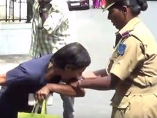 ஹேமலதா கையை கடிக்க.. பெண் போலீஸ் கன்னத்தில் அறைய.. புதுச்சேரி ஆளுநர் மாளிகை முன் பரபரப்பு! 
