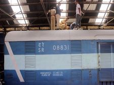 ரூபாய் நோட்டு... ரயில் கூரையில் ஓட்டை.. ஞாபகம் இருக்கா?.. திருடர்களை கண்டுபிடிச்சுட்டாங்களாம்! 