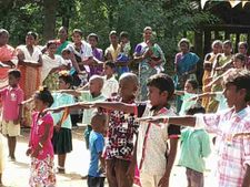 முதல் முறையாக கொடி ஏற்றி..  சுதந்திர தினத்தை விழா போல கொண்டாடிய புதுக்கோட்டை கிராமம் 