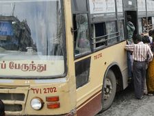 கண்டக்டர்களே.. அரசுப் பள்ளி மாணவர்களை இப்படி நடத்துவது நியாயமா? 