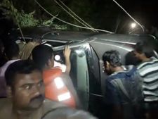 சாலையோர கிணற்றுக்குள் பாய்ந்த கார்.. 2 பெண் குழந்தைகள் பலி.. தர்மபுரி அருகே கொடுமை 