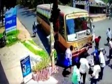மதுரையில் விபத்து.. பேருந்து டயருக்கு அடியில் பைக்குடன் சிக்கிய மூவர்.. உயிர் பிழைத்த அதிசயம் 