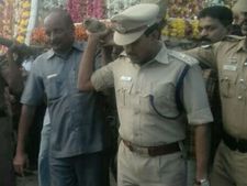 மாரடைப்பால் மரணித்த இன்ஸ்பெக்டர்..  பாடையை சுமந்து வந்த எஸ்.பி.. தர்மபுரியில் நெகிழ்ச்சி!