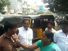 நடு ரோட்டில் வைத்து ஆட்டோ டிரைவர் சட்டையைப் பிடித்த மதுரைப் பெண்.. அவதூறாகப் பேசியதால் ஆவேசம்! 