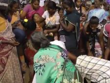  அதிமுக பொதுக்கூட்டத்தில் பரவசம்... பக்தி பாட்டு பாடியதால் சாமியாடிய பெண்கள்! 