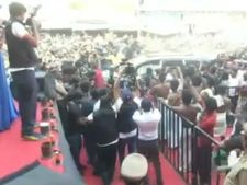 கீர்த்தி சுரேஷை பார்க்க குவிந்த கூட்டத்தால் போக்குவரத்து நெரிசல்.. ரசிகர்கள் மீது போலீசார் தடியடி 