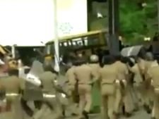 போர்க்களமானது நிலக்கல்.. போராட்டத்தில் ஈடுபட்ட எதிர்ப்பாளர்கள் மீது போலீஸ் தடியடி 