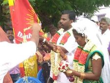 புலிக் கொடி ஏற்றி.. மரக்கன்று நட்டு.. ஸ்ரீரங்கத்தில் ஒரு புரட்சித் திருமணம் 