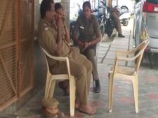 பூட்ஸ் மீது தொப்பியை வைத்துவிட்டு டூட்டி பார்த்த போலீஸ்... சமூகவலைதளத்தில் வைரல்! 