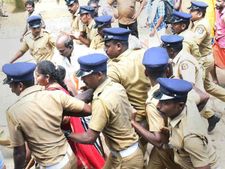 உச்சநீதிமன்றம் உத்தரவிட்டும் சபரிமலைக்குள் ஒரு பெண்ணை கூட செல்லவிடாமல் போராட்டக்காரர்கள் ரகளை! 