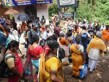  எந்தப் பெண்ணும் சபரிமலை ஐயப்பன் கோவிலுக்குள் நுழையவில்லை.. கலெக்டர் பேட்டி 