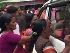 போராட்டத்திற்கு நடுவே பெரு மழையும் சேர்ந்தது.. சபரிமலைக்கு செல்ல முடியாமல் தவிக்கும் பெண்கள் 