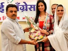 காங்கிரஸ் கட்சியில் சேர்ந்த கிரிக்கெட் வீரர் ஷமியின் மனைவி 