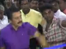 செல்பி எடுக்க முயன்ற ரசிகர்.. செல்போனை தட்டிவிட்ட நடிகர் சிவக்குமார் 