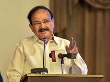 புதுச்சேரியில் வெங்கையா நாயுடுவிற்கு கருப்பு கொடி காட்ட முயற்சி.. 20 பேர் கைது 