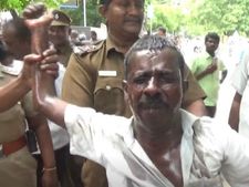 என் பொண்டாட்டி என்னை கொல்ல பாக்கிறா.. கலெக்டர் ஆபீசில் தற்கொலைக்கு முயன்ற கணவன் 