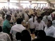 திண்டுக்கல்லில் அமைச்சர் பங்கேற்ற விழாவில் நாற்காலிகள் வீச்சு.. அதிமுகவினர் ரகளை 