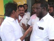 2ம் வகுப்பு மாணவியை மடியில் தூக்கி வைத்து.. அதிமுக வட்ட செயலாளரின் அசிங்கம்.. வெளுத்த பெற்றோர்கள்! 