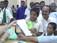 கஜா புயல்.. அரியலூர் சிறுவன் நிறைநெஞ்சனும், அவன் தங்கையும் செய்த நெகிழ்ச்சியான செயல்!