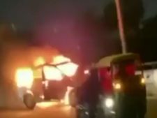 தீ பிடித்தபடி வேகமாக பறந்த கார்.. பாலத்தின் மீது சென்ற திக் காட்சி.. திகில் வீடியோ! 
