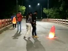 தோழியின் பிறந்தநாளை கொண்டாடுங்க.. அதுக்காக விபரீதமாக கொண்டாடுவதா?.. அதிர்ஷ்டவசமாக விபத்து தவிர்ப்பு 