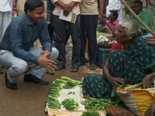  கிலோ வெண்டைக்காய் எப்படிப்பா.. பரமக்குடியை அதிர வைத்த குரல்!