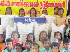 கஜா நிவாரணம்.. அரிசி அனுப்பி வைத்த இளம் மாணவர்கள்.. சபாஷ் போடுங்கள் இந்த பிஞ்சுகளுக்கு.. !