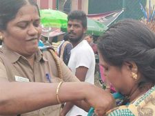 இப்படிப் போகாதீங்கம்மா, முந்தானையால் இழுத்து மூடிவிட்ட பெண் போலீஸ்.. குவியும் பாராட்டு! 