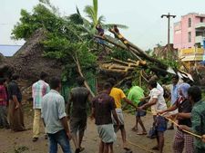 ஒரத்தநாடு பகுதியில் 20 கிராமங்கள் கடும் பாதிப்பு.. 4 அமைச்சர்களை முற்றுகையிட்டு மக்கள் கொந்தளிப்பு 
