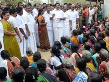 பலத்த போலீஸ் பாதுகாப்புடன், புயல் பாதித்த இடங்களை பார்வையிட்ட முதல்வர்!
