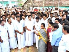 முதல்வர் பழனிச்சாமி பட்டுக்கோட்டையில் ஆய்வு.. நிவாரண நிதியை மக்களிடம் நேரடியாக வழங்கினார் 
