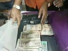 கட்டுக்கட்டாக வெளிநாட்டு பணம், தங்கம் பறிமுதல்.. திருச்சி ஏர்போர்ட்டில் திக்.. அதிகாரிகள் விசாரணை 