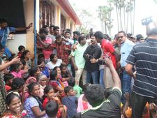 டெல்டாவில் சீமான் தலைமையில் கஜா நிவாரண பணிகள்.. அகதிகள் முகாமில் உதவி.. பெரும் வரவேற்பு! 