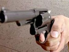 வீட்டை பெருக்கச் சொன்ன பாட்டி.. துப்பாக்கியால் சுட்டுக் கொன்ற 11 வயது சிறுவன்.. அவனும் தற்கொலை! 