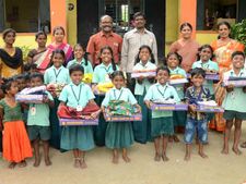 ஊதிய உயர்வு கேட்டு போராடும் ஒருசிலர் எங்க.. சொந்த செலவில் பட்டாசு வாங்கி  கொடுத்த ஜெயக்குமார் எங்க! 