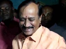 திரும்ப திரும்ப பெரியாரையே வம்பிக்கிழுக்கும் எச். ராஜா.. ஏன் இப்படி.. எதற்காக இந்த வம்படி?? 